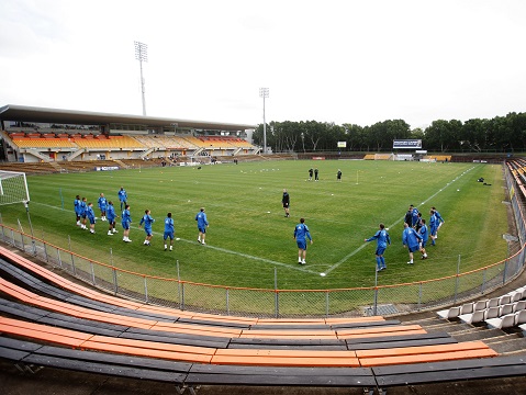SYDNEY, AUSTRALIA - JULY 08: Everton players warm up during the Evertone training session ahead of the Sydney FC v Everton Tour Down Under match on July 10, at Leichhardt Oval on July 8, 2010 in Sydney, Australia.  (Photo by Brendon Thorne/Getty Images)
