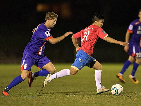 SYDNEY, AUSTRALIA - AUGUST 03: Martin Lo of the White Eagles runs the ball during the FFA Cup round of 32 match between the Bonnyrigg White Eagles and Manly United at Bonnyrigg Sports Ground on August 3, 2016 in Sydney, Australia.  (Photo by Brett Hemmings/Getty Images)