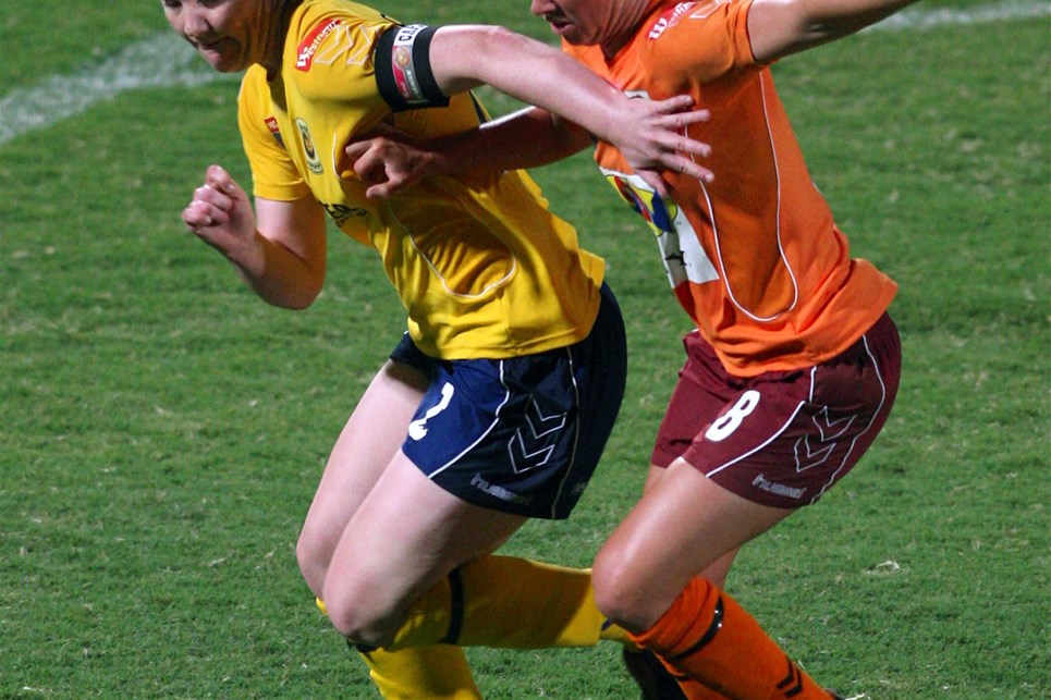 BRISBANE, AUSTRALIA - DECEMBER 20:  Caitlin Cooper of the Mariners and Elise Kellond-Knight of the Roar compete for the ball during the round 9 W-League match between the Queensland Roar and the Central Coast Mariners at Ballymore on December 20, 2008 in Brisbane, Australia.  (Photo by Bradley Kanaris/Getty Images)
