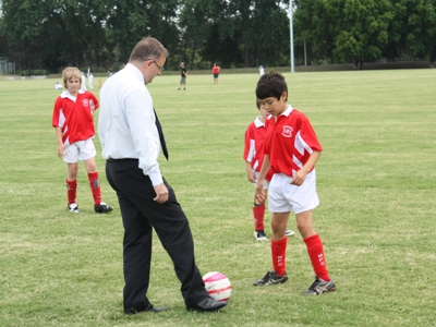 http__www.anthonyalbanese.com_.au_images_101209MackeyParkSoccer400