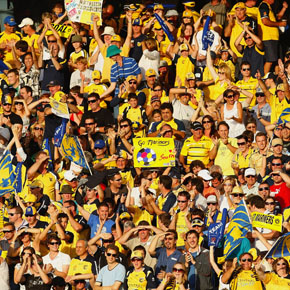 GOSFORD, AUSTRALIA - FEBRUARY 10:  Mariners fans celebrates after Adam Kwasnik scored a goal during the A-League Major Semi Final second leg match between the Central Coast Mariners and the Newcastle Jets held at Bluetongue Stadium February 10, 2008 in Gosford, Australia.  (Photo by Cameron Spencer/Getty Images)