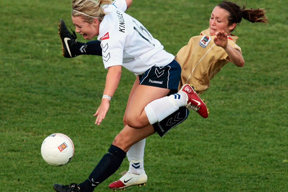 W-League Rd 4 - Jets v Mariners NEWCASTLE, AUSTRALIA - OCTOBER 24: Jenna Kingsley of the Mariners and Pelay Ingles of the Jets compete for the ball during the round four W-League match between the Newcastle Jets and the Central Coast Mariners at Wanderers Oval on October 24, 2009 in Newcastle, Australia. (Photo by Corey Davis/Getty Images)